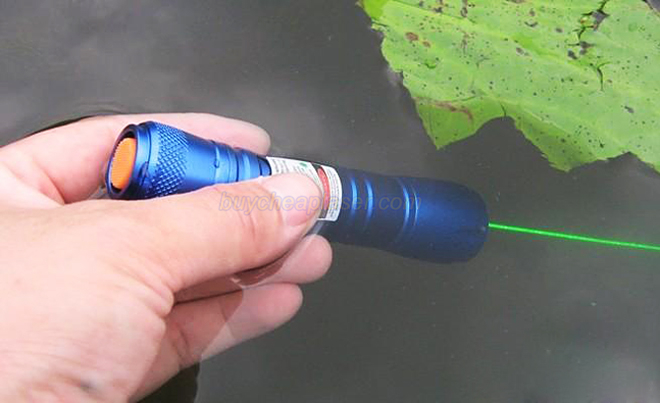 豪華な 防水　100mwレーザーポインター　緑色光　高機能　チタン製造